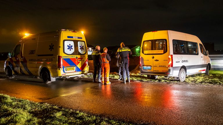 Een ambulance werd opgeroepen, maar de bestuurder hoefde niet naar een ziekenhuis gebracht te worden (foto: Gabor Heeres/SQ Vision)