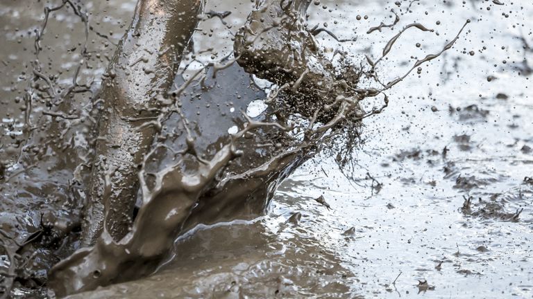 Het beeld dat het NK Veldrijden kenmerkte (foto: ANP / Bas Czerwinksi). /