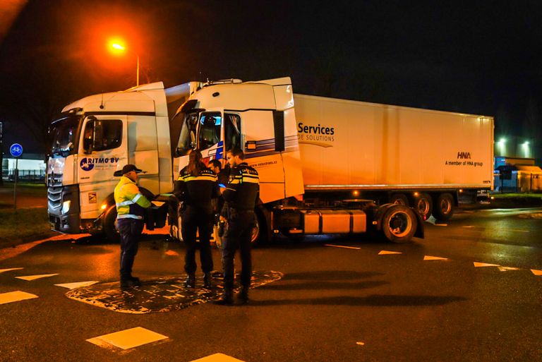 De twee vrachtwagens die in Eindhoven tegen elkaar botsten (foto: Dave Hendriks/SQ Vision Mediaprodukties).