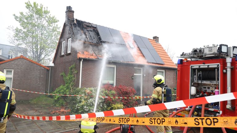 Het dak van het huis in Uden werd door de brand verwoest (foto: Kevin Kanters/SQ Vision).
