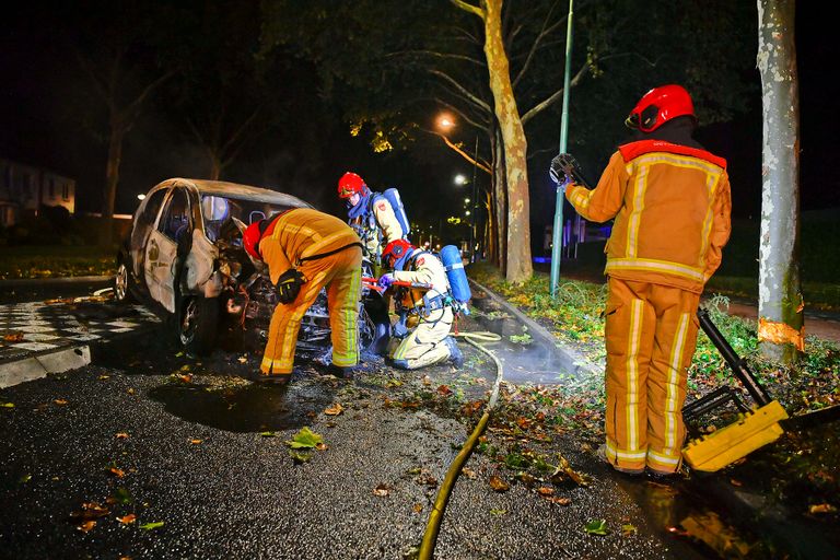 Van de uitgebrande auto bleef weinig over (foto: Rico Vogels/SQ Vision).