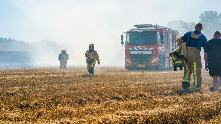 De brandweer schaalde op vanwege huizen met een rieten kap in de buurt (foto: Dave Hendriks/SQ Vision).