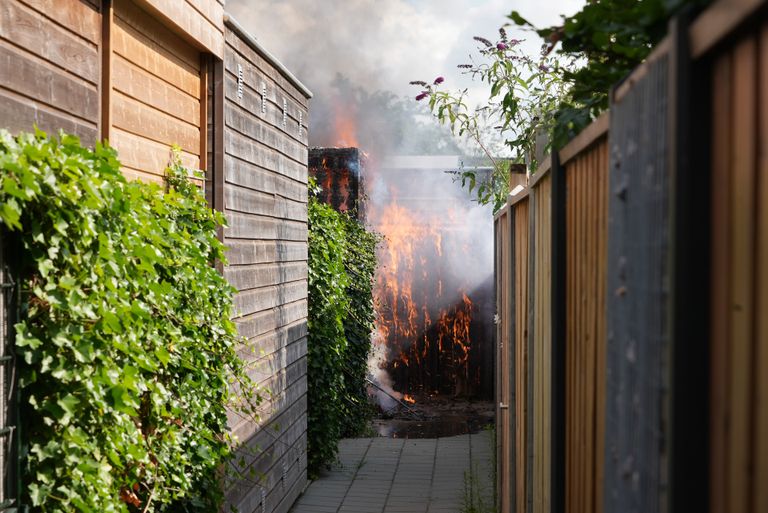 Het brandde flink vanmorgen in Oijen (foto: Gabor Heeres/SQ Vision).