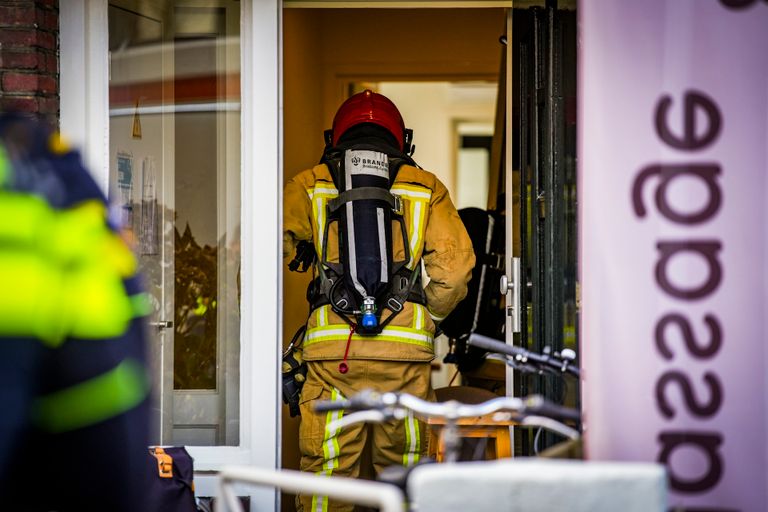 Eén van de brandweerlieden binnen in actie (foto: Toby de Kort/SQ Vision).