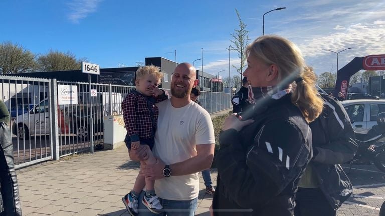 Boaz verwelkomt alle motorrijders met zijn vader Robin (foto: Floortje Steigenga).