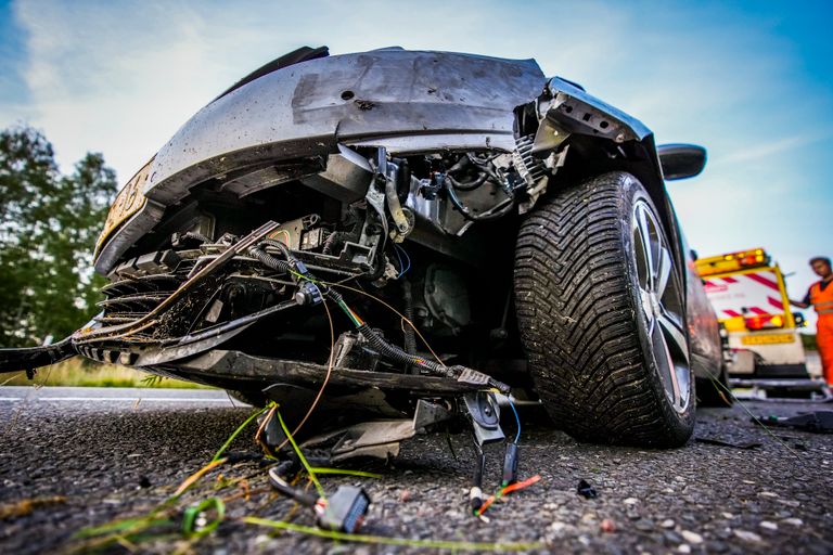 De auto raakte bij de crash zwaar beschadigd (foto: SQ Vision).