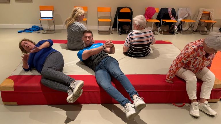 Instructeur Michael aan de slag met de deelnemers tijdens de valtraining.