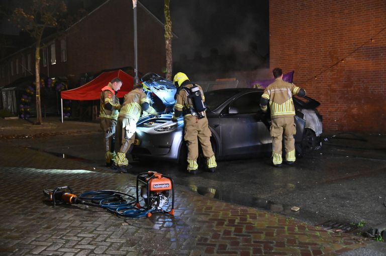 De motorkap van de Tesla werd geforceerd zodat de brandweer de elektra kon uitschakelen (foto: Perry Roovers/SQ Vision).