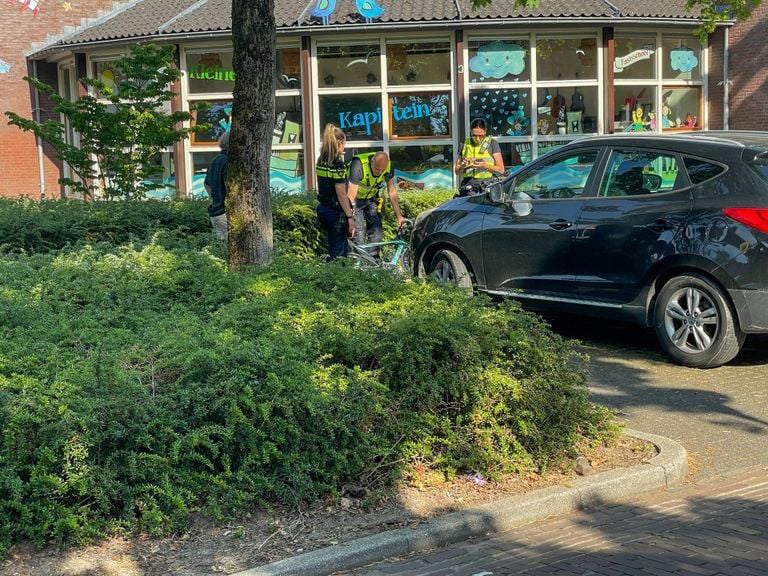 Agenten buigen zich over de fiets (foto: Harrie Grijseels/Persbureau Heitink).