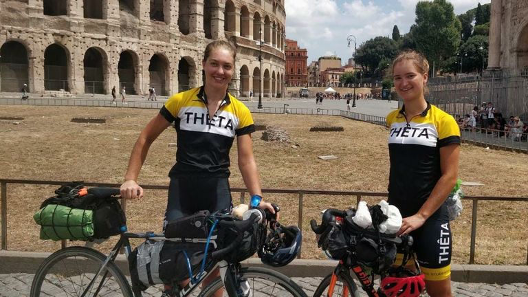 Claudia (links) en Joanne in Rome. 