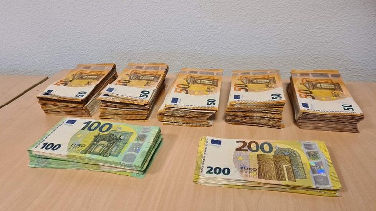 Het geld dat in beslag is genomen (foto: politie.nl).