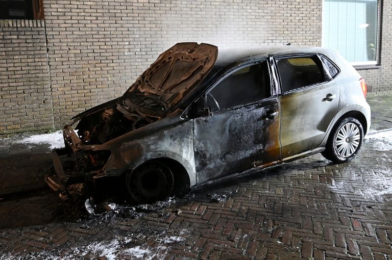 De auto die in brand stond in Breda (foto: Perry Roovers/SQ Vision).