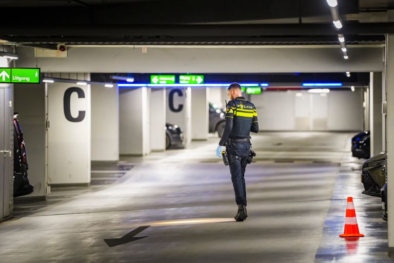 Een agent doet onderzoek (foto: SQ Vision).