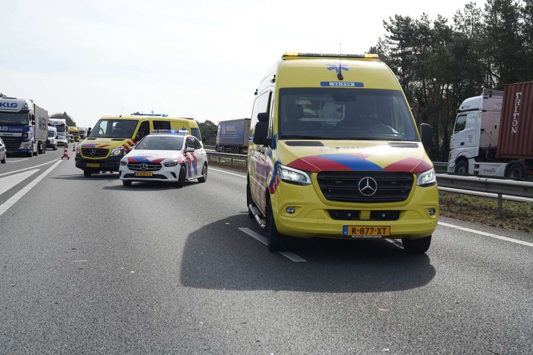 Uit voorzorg werden meerdere ambulances opgeroepen, maar uiteindelijk hoefde niemand naar een ziekenhuis gebracht te worden (foto: WdG/SQ Vision)