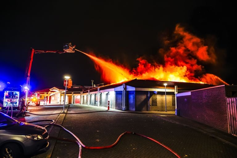 Bij het bestrijden van het vuur werd onder meer een hoogwerker ingezet (foto: Jack Brekelmans/SQ Vision).