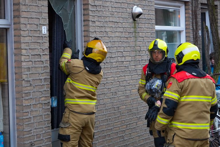 De brandweer moest een deur van een huis in Oss forceren (foto: Gabor Heeres/SQ Vision).