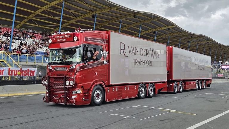 Rick tijdens zijn ererondje op het circuit met zijn Scania (foto: Facebook).