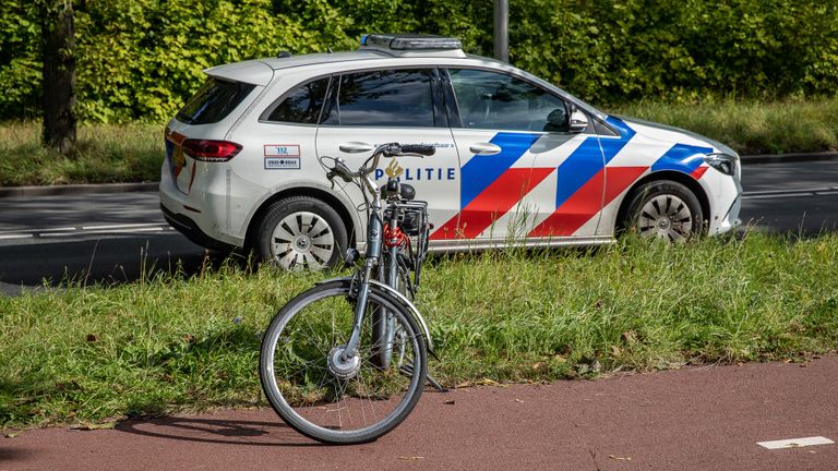 Hoe de botsing op het fietspad in Roosendaal kon plaatsvinden, wordt onderzocht (foto: Christian Traets/SQ Vision).