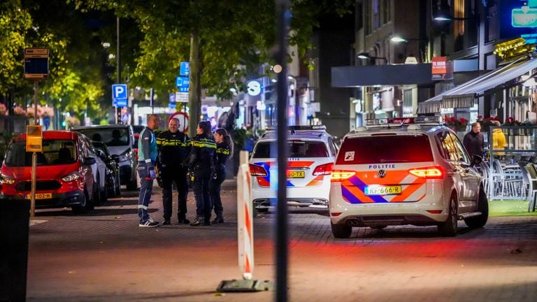 Agenten overleggen met een ambulancebroeder (foto: SQ Vision Mediaprodukties).