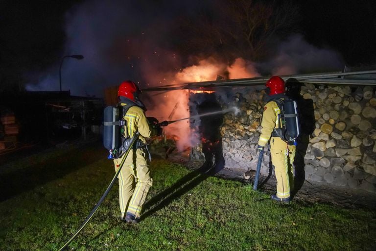 De brandweer bluste het houthok in Heeze (foto: Dave Hendriks/SQ Vision).