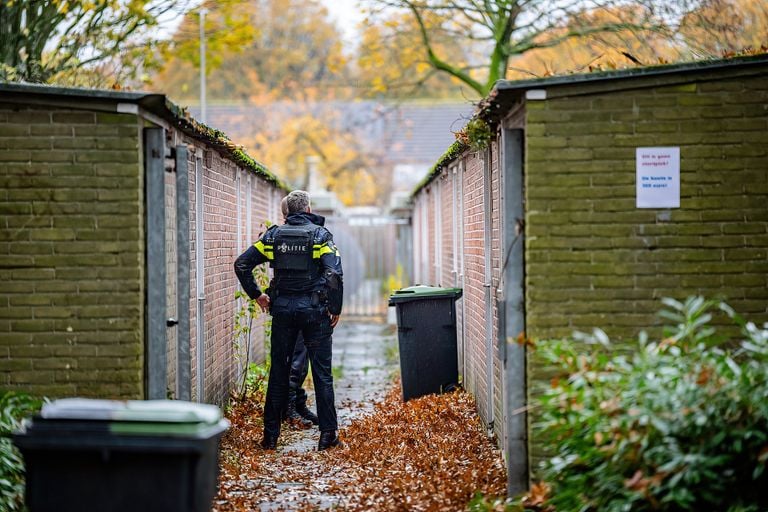 De politieactie aan de Tartinistraat in Tilburg vond rond kwart over elf zaterdagochtend plaats (foto: Jack Brekelmans/SQ Vision). 