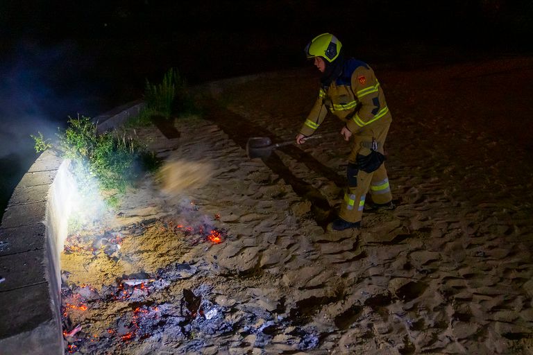 De brandweer doofde het vuur in Oss en schepte er zand overheen (foto: Gabor Heeres/SQ Vision). 