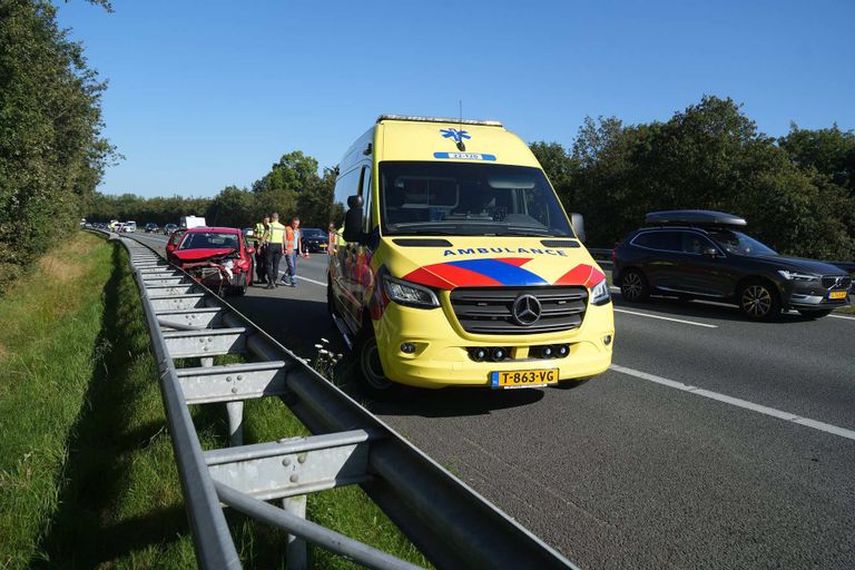 De bestuurster werd nagekeken door ambulancepersoneel (foto: WdG/SQ Vision).