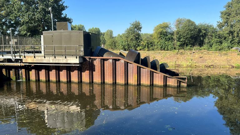 De waterkrachtcentrale in Sint-Michielsgestel staat al weken stil door droogte (foto: Megan Hanegraaf).