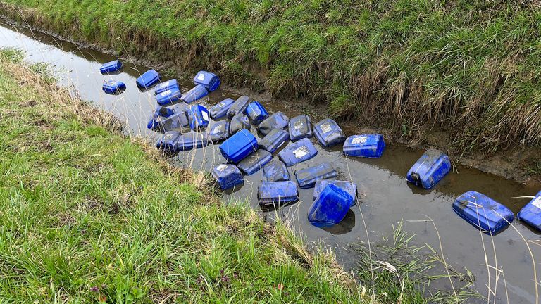 Tientallen vaten zijn gedumpt bij Hank (foto: Jeroen Stuve/SQ Vision).