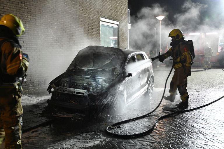 De brandweer aan het werk (foto: Perry Roovers/SQ Vision).