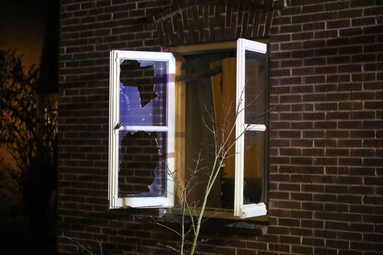 Getuigen zeggen dat de vuurpijlen over de straat vlogen en dat er een bij het huis naar binnen vloog (foto: Kevin Kanters/SQ Vision).