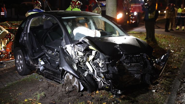 De auto raakte bij de crash in Oirschot zwaar beschadigd (foto: Sander van Gils/SQ Vision).