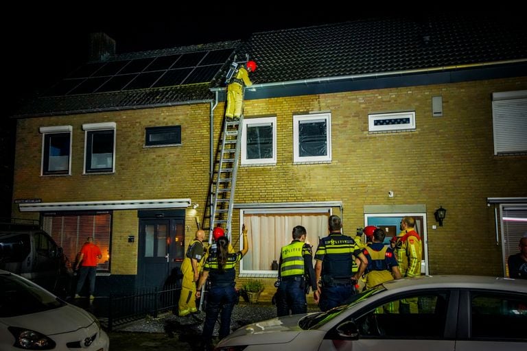 Met een ladder zocht de brandweer het dak op (foto: SQ Vision Mediaprodukties).