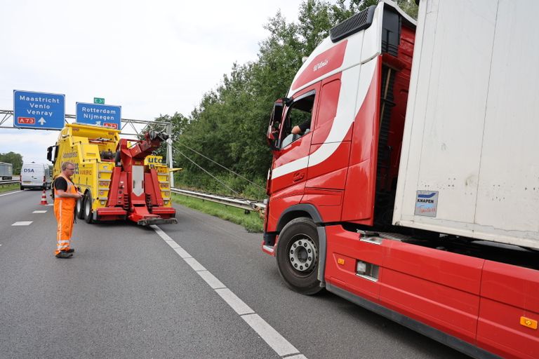 Vrachtwagen met klapband (foto: SK-Media).