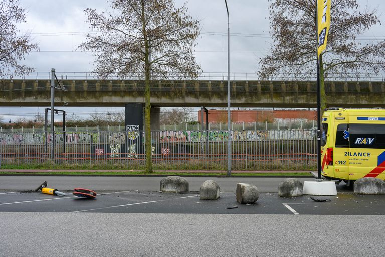 Door de botsing werden de betonblokken opgeschoven (foto: Tom van der Put/SQ Vision).