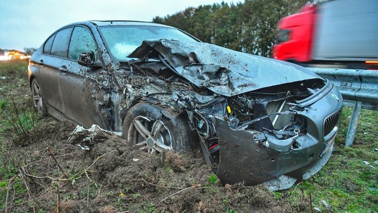 Twee auto's raakten bij het ongeluk op de A67 bij Hapert beschadigd (foto: Rico Vogels/SQ Vision).