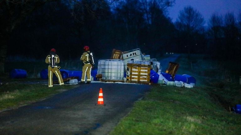 De dumping in Asten werd zaterdagochtend vroeg ontdekt (foto: Pim Verkoelen/SQ Vision).