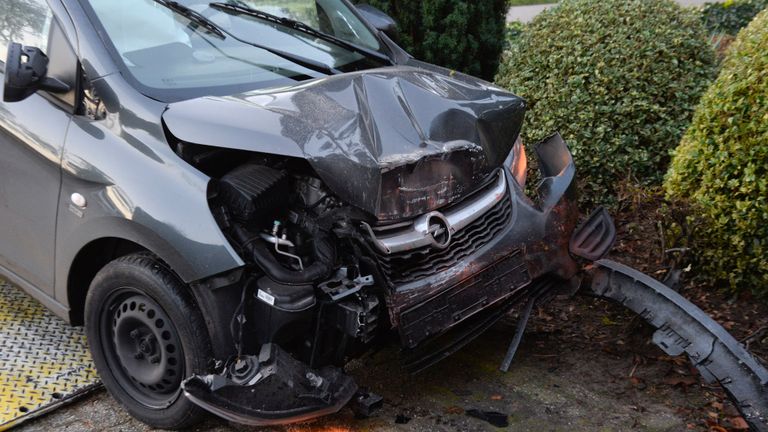 De auto is zwaar beschadigd (foto: Perry Roovers/SQ Vision).