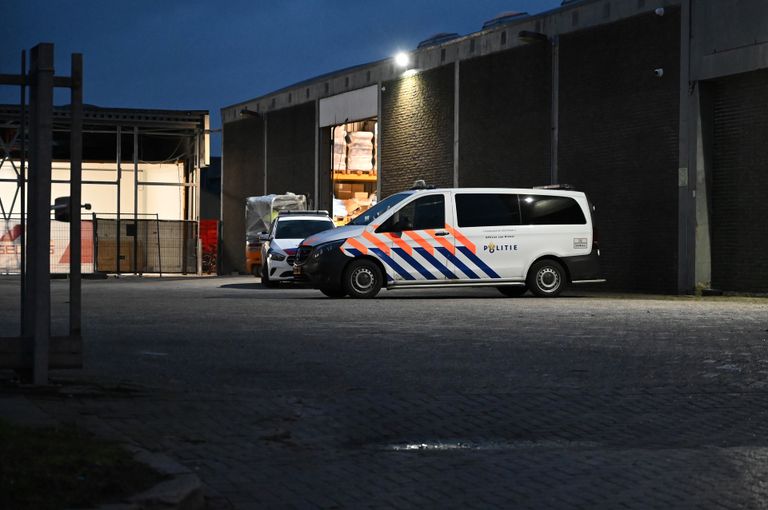 De politie kwam met meerdere auto's naar een bedrijventerrein aan de Schotsbossenstraat in Roosendaal (foto: Perry Roovers/SQ Vision).