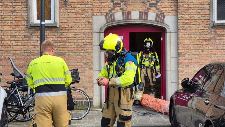 De brandweer moest met persluchtmaskers de kelder betreden (foto: Collin Beijk).