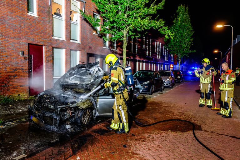 De brandweer bluste de auto aan de H. Berkvenstraat in Tilburg (foto: Jack Brekelmans/SQ Vision).