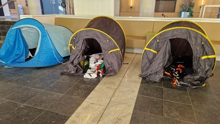 De demonstranten hebben festivaltentjes achtergelaten (foto: Tom Berkers).