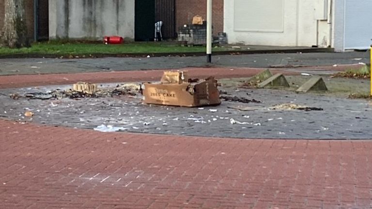 In Roosendaal worden al dagenlang grote dozen vol vuurwerk afgestoken. 