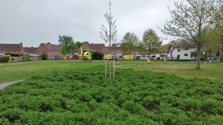 Een traumahelikopter landde op een grasveld naast de Merel (foto: Peter Janssen).