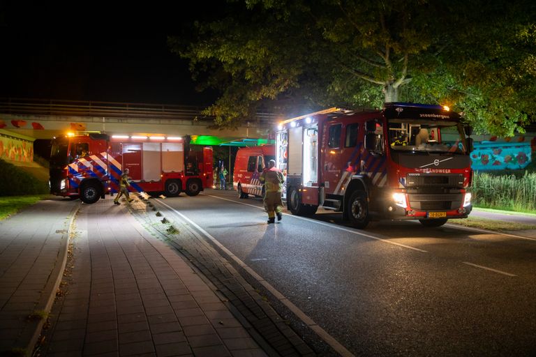 De hulpdiensten kwamen na de crash massaal naar de Kapelaan Kockstraat in Steenbergen (foto: Christian Traets/SQ Vision).