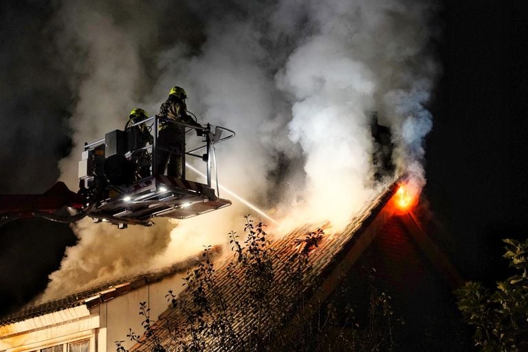 Bij de brand aan de Kattestraat in Etten-Leur kwam veel rook vrij (foto: Jeroen Stuve/SQ Vision).