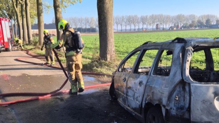 Auto in brand (foto: politie_dongemond).