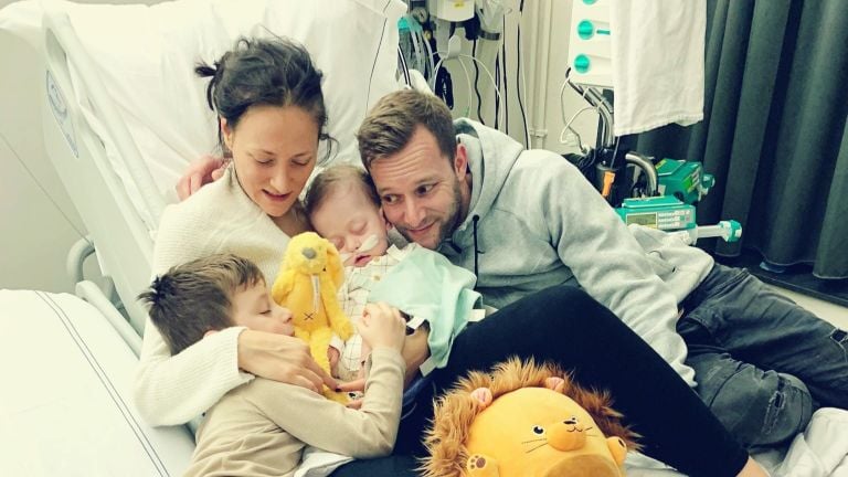 Het gezin met Lio in het ziekenhuis (privéfoto).