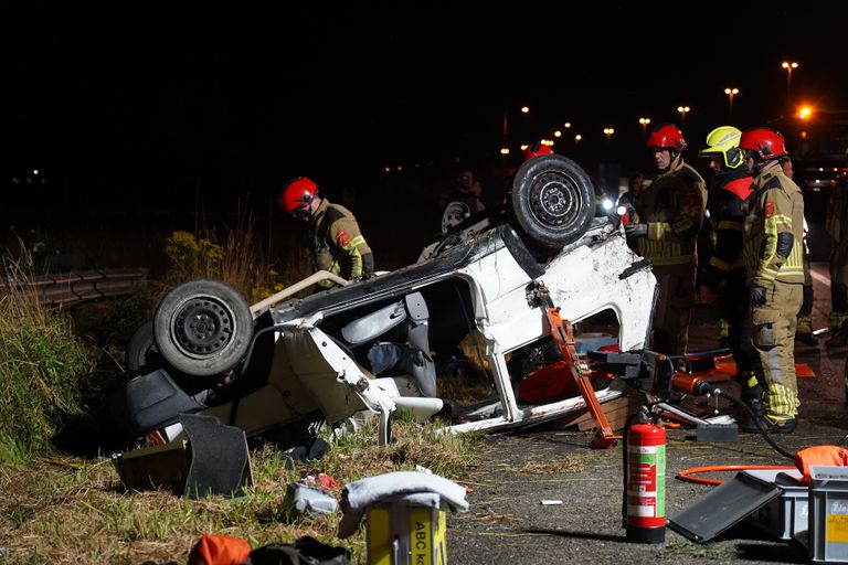 De auto raakte na de aanrijding van achteren de vangrail en sloeg om (foto: Jeroen Stuve/SQ Vision).