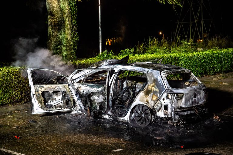 Van de auto aan de Sibeliusstraat in Tilburg bleef weinig over (foto: Jack Brekelmans/.SQ Vision).